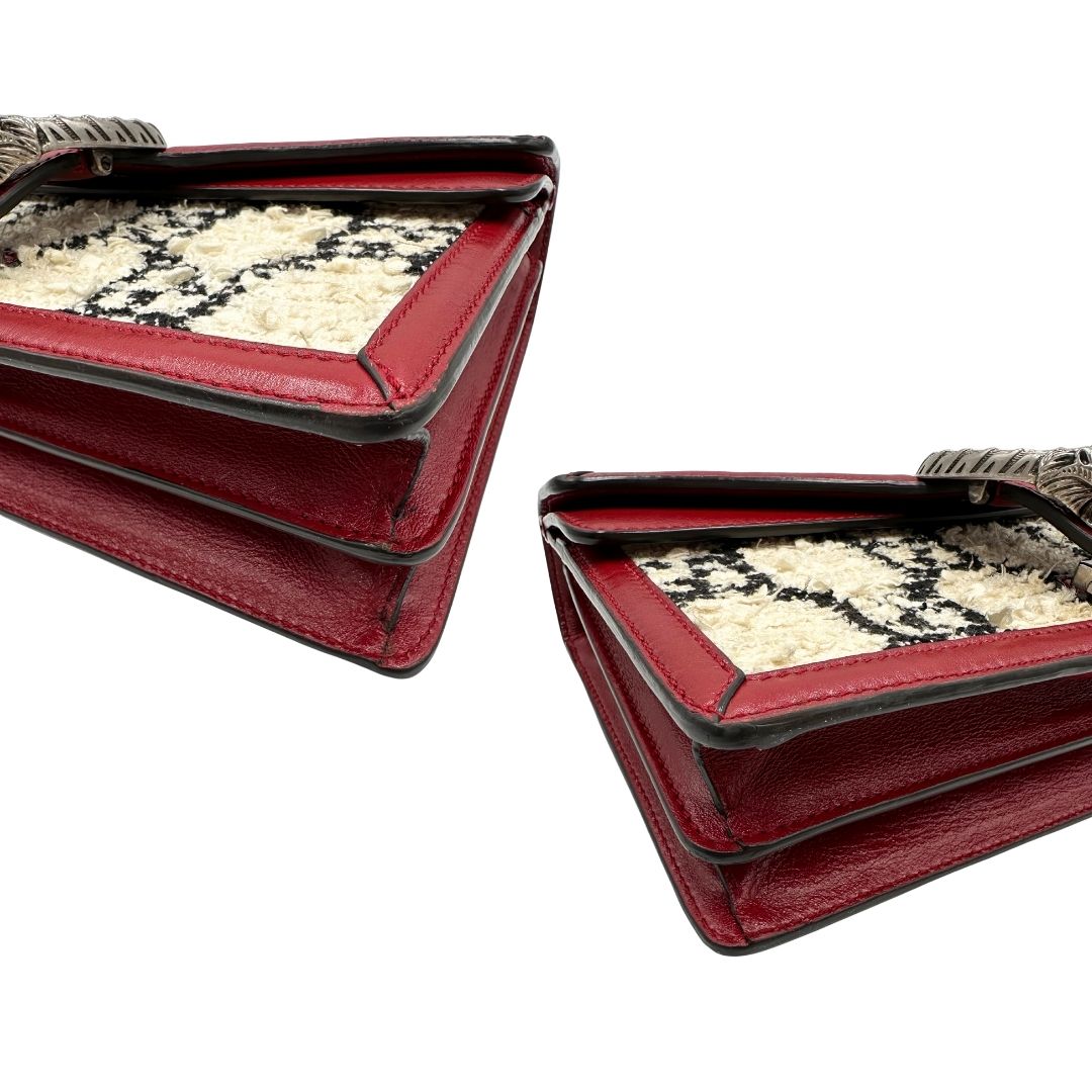 Borsa Gucci Dionysus in tweed bianco con trama maxi GG nera e finiture in pelle bordeaux. Presenta una tracolla scorrevole in catena e l'iconica chiusura a testa di tigre. Completa di dustbag. Originale, di lusso, usato, condizioni ottime. 