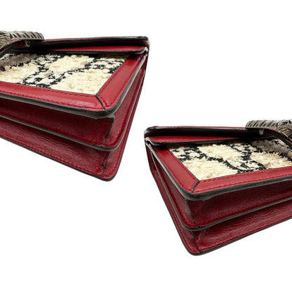 Borsa Gucci Dionysus in tweed bianco con trama maxi GG nera e finiture in pelle bordeaux. Presenta una tracolla scorrevole in catena e l'iconica chiusura a testa di tigre. Completa di dustbag. Originale, di lusso, usato, condizioni ottime. 