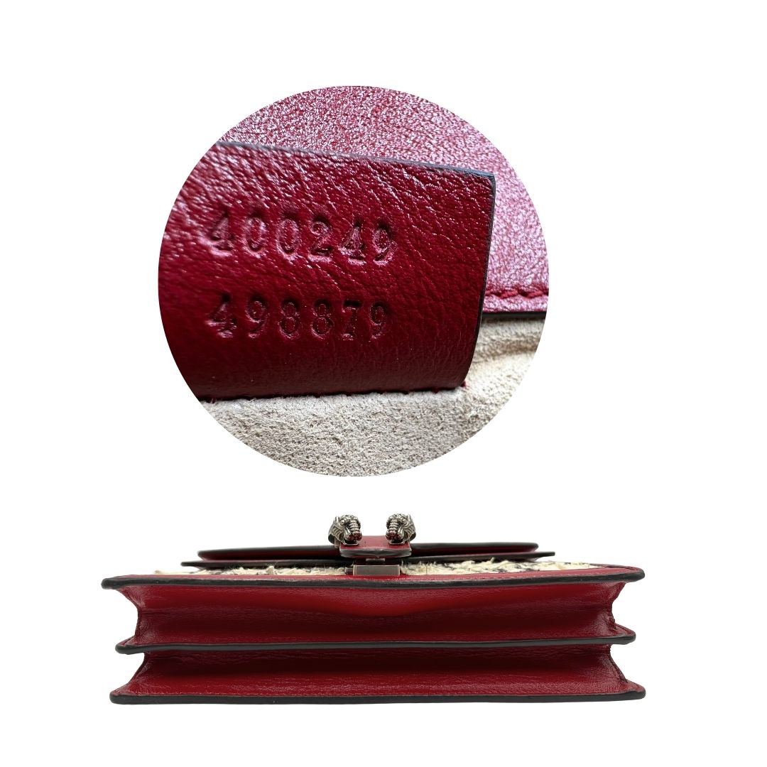 Borsa Gucci Dionysus in tweed bianco con trama maxi GG nera e finiture in pelle bordeaux. Presenta una tracolla scorrevole in catena e l'iconica chiusura a testa di tigre. Completa di dustbag. Originale, di lusso, usato, condizioni ottime. 