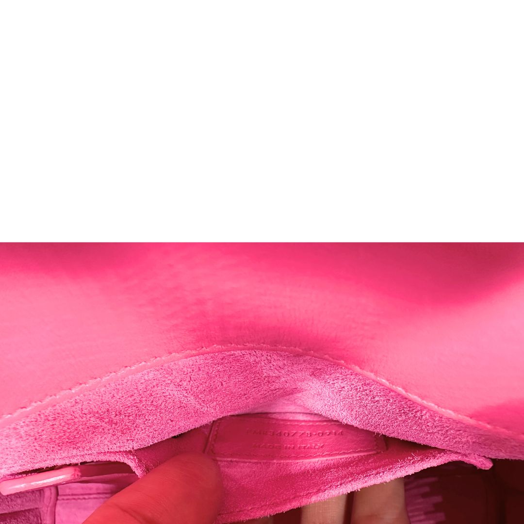 Sac De Jour nano Saint Laurent in pelle rosa babrie con doppi manici stondati e tracolla regolabile, e amovibile. Parti metalliche dorate. Originale, usato, condizioni ottime. 