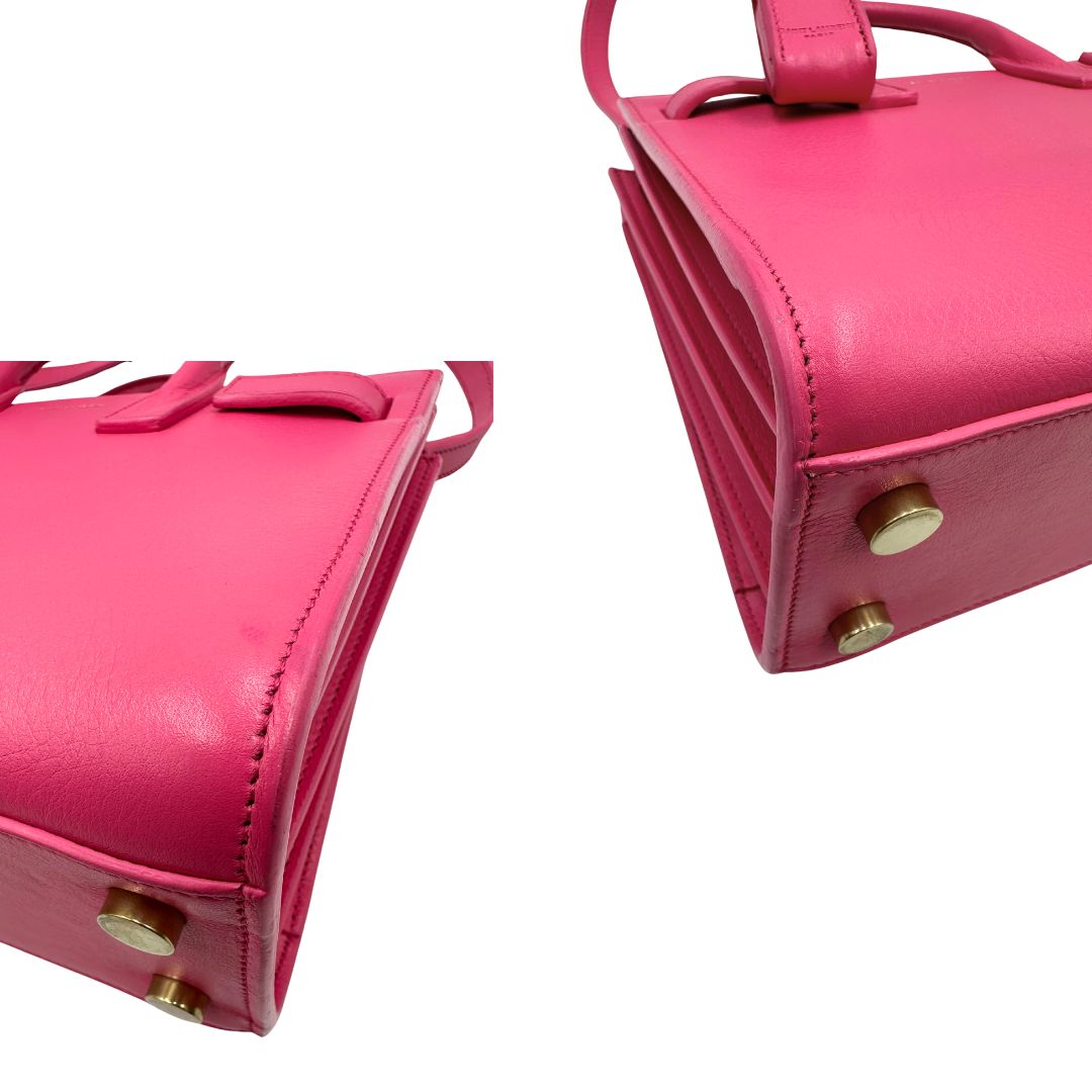 Sac De Jour nano Saint Laurent in pelle rosa babrie con doppi manici stondati e tracolla regolabile, e amovibile. Parti metalliche dorate. Originale, usato, condizioni ottime. 