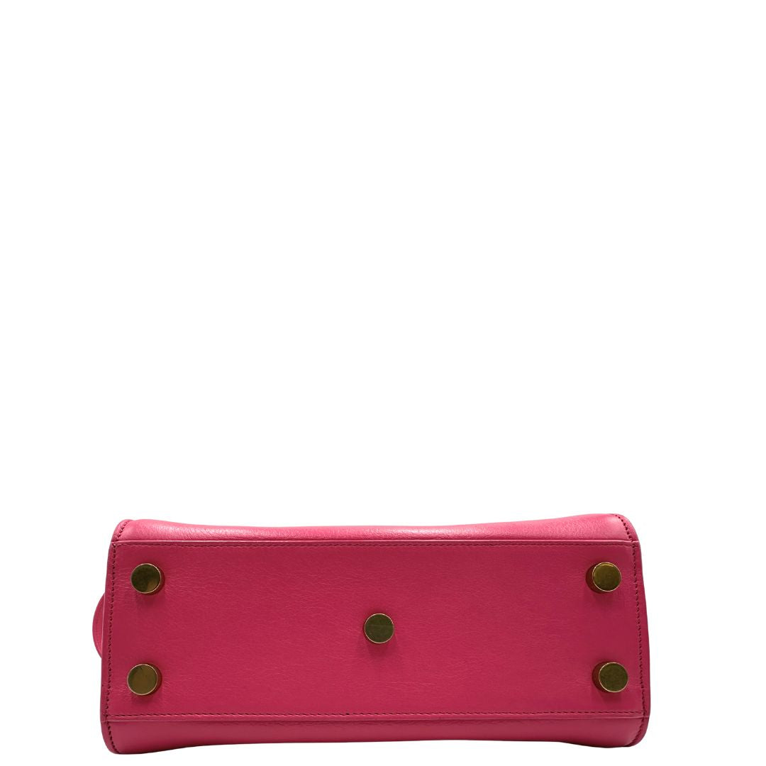 Sac De Jour nano Saint Laurent in pelle rosa babrie con doppi manici stondati e tracolla regolabile, e amovibile. Parti metalliche dorate. Originale, usato, condizioni ottime. 