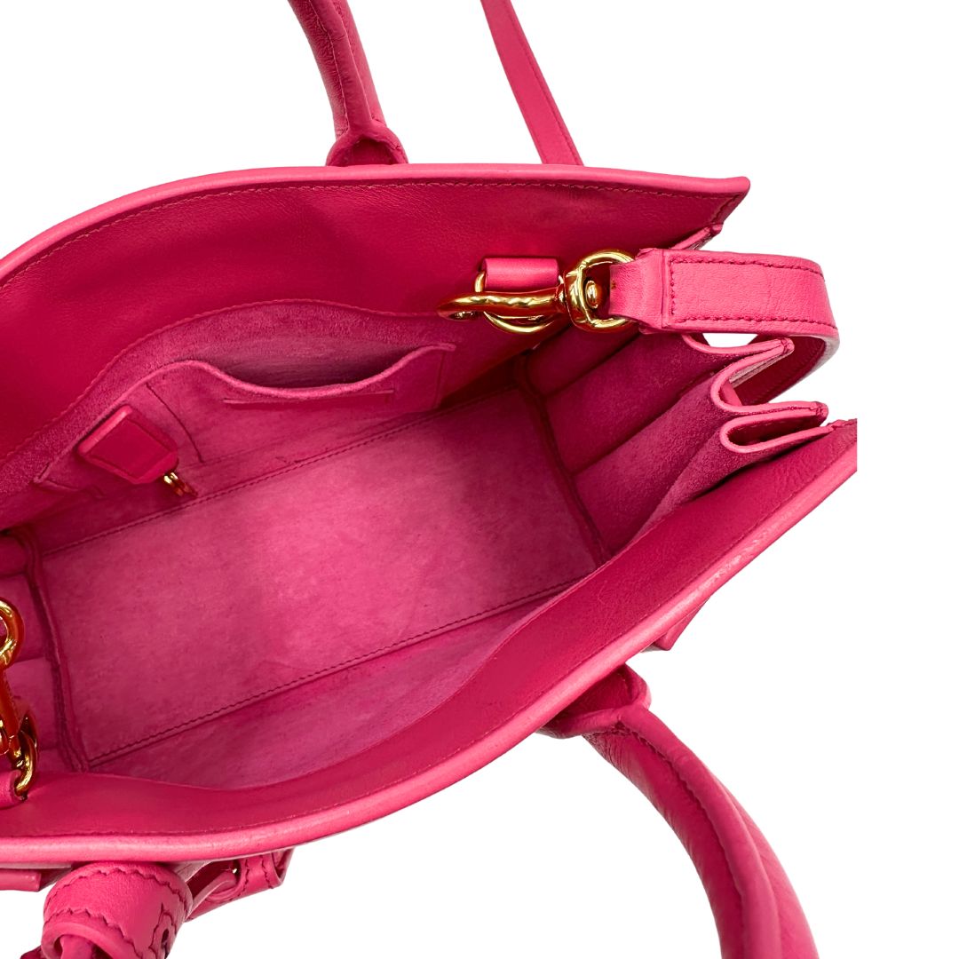 Sac De Jour nano Saint Laurent in pelle rosa babrie con doppi manici stondati e tracolla regolabile, e amovibile. Parti metalliche dorate. Originale, usato, condizioni ottime. 