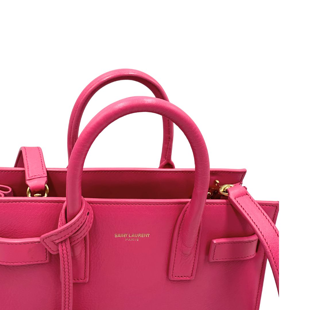 Sac De Jour nano Saint Laurent in pelle rosa babrie con doppi manici stondati e tracolla regolabile, e amovibile. Parti metalliche dorate. Originale, usato, condizioni ottime. 