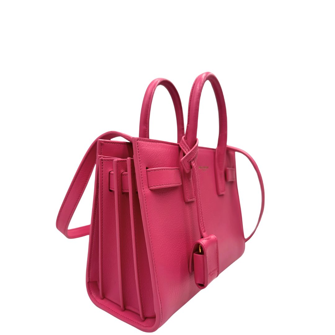 Sac De Jour nano Saint Laurent in pelle rosa babrie con doppi manici stondati e tracolla regolabile, e amovibile. Parti metalliche dorate. Originale, usato, condizioni ottime. 