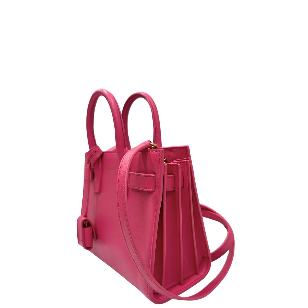 Sac De Jour nano Saint Laurent in pelle rosa babrie con doppi manici stondati e tracolla regolabile, e amovibile. Parti metalliche dorate. Originale, usato, condizioni ottime. 