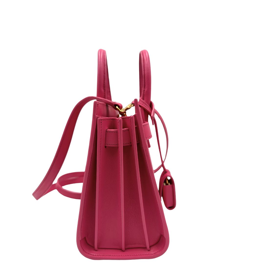 Sac De Jour nano Saint Laurent in pelle rosa babrie con doppi manici stondati e tracolla regolabile, e amovibile. Parti metalliche dorate. Originale, usato, condizioni ottime. 