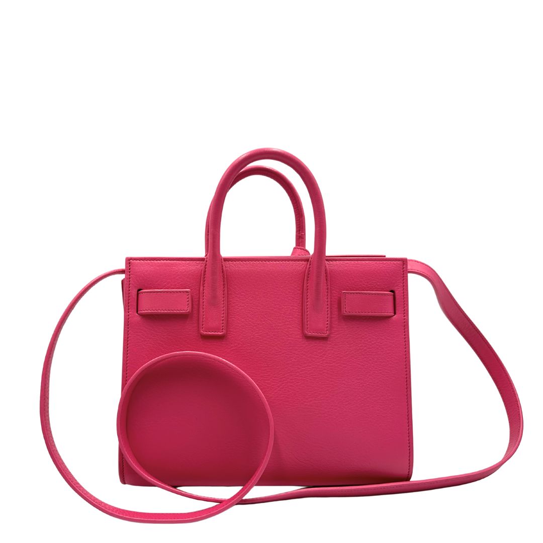 Sac De Jour nano Saint Laurent in pelle rosa babrie con doppi manici stondati e tracolla regolabile, e amovibile. Parti metalliche dorate. Originale, usato, condizioni ottime. 