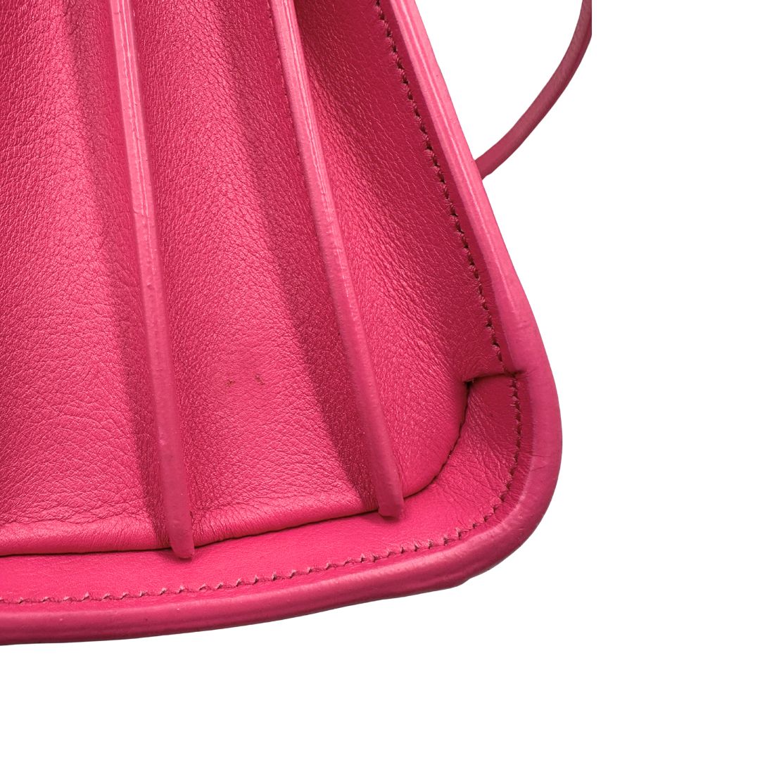 Sac De Jour nano Saint Laurent in pelle rosa babrie con doppi manici stondati e tracolla regolabile, e amovibile. Parti metalliche dorate. Originale, usato, condizioni ottime. 