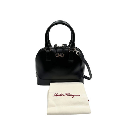  Borsa Salvatore Ferragamo in pelle nera con trama Gancini e logo in metallo argentato sul front, doppi manici stondati e tracolla regolabile, e amovibile . Originale, usata, di lusso in ottime condizioni