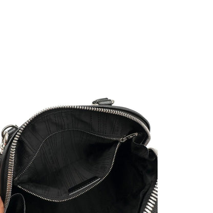 Tasca Borsa Salvatore Ferragamo in pelle nera con trama Gancini e logo in metallo argentato sul front, doppi manici stondati e tracolla regolabile, e amovibile . Originale, usata, di lusso in ottime condizioni