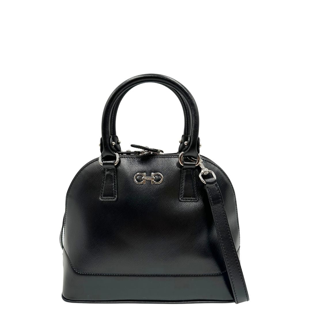 Front Borsa Salvatore Ferragamo in pelle nera con trama Gancini e logo in metallo argentato sul front, doppi manici stondati e tracolla regolabile, e amovibile . Originale, usata, di lusso in ottime condizioni
