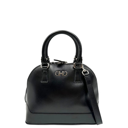 Front Borsa Salvatore Ferragamo in pelle nera con trama Gancini e logo in metallo argentato sul front, doppi manici stondati e tracolla regolabile, e amovibile . Originale, usata, di lusso in ottime condizioni