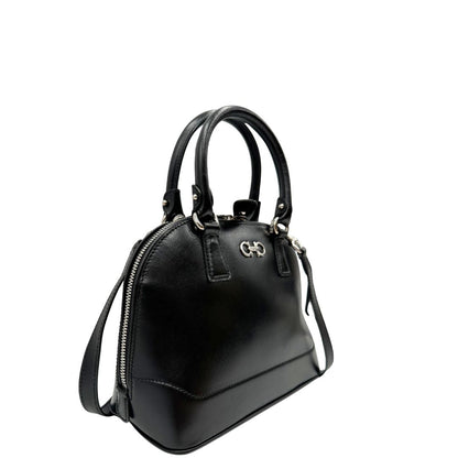 Laterali Borsa Salvatore Ferragamo in pelle nera con trama Gancini e logo in metallo argentato sul front, doppi manici stondati e tracolla regolabile, e amovibile . Originale, usata, di lusso in ottime condizioni