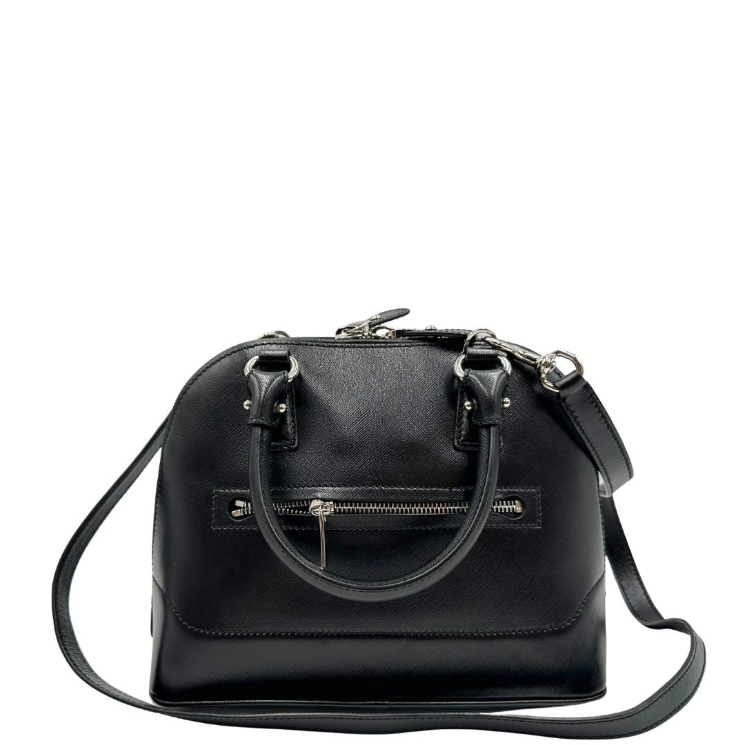 Retro Borsa Salvatore Ferragamo in pelle nera con trama Gancini e logo in metallo argentato sul front, doppi manici stondati e tracolla regolabile, e amovibile . Originale, usata, di lusso in ottime condizioni