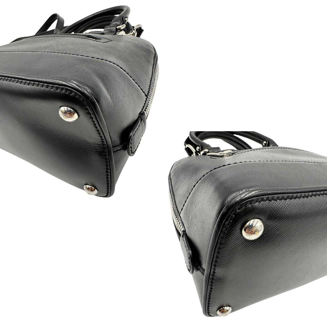 Angoli Borsa Salvatore Ferragamo in pelle nera con trama Gancini e logo in metallo argentato sul front, doppi manici stondati e tracolla regolabile, e amovibile . Originale, usata, di lusso in ottime condizioni