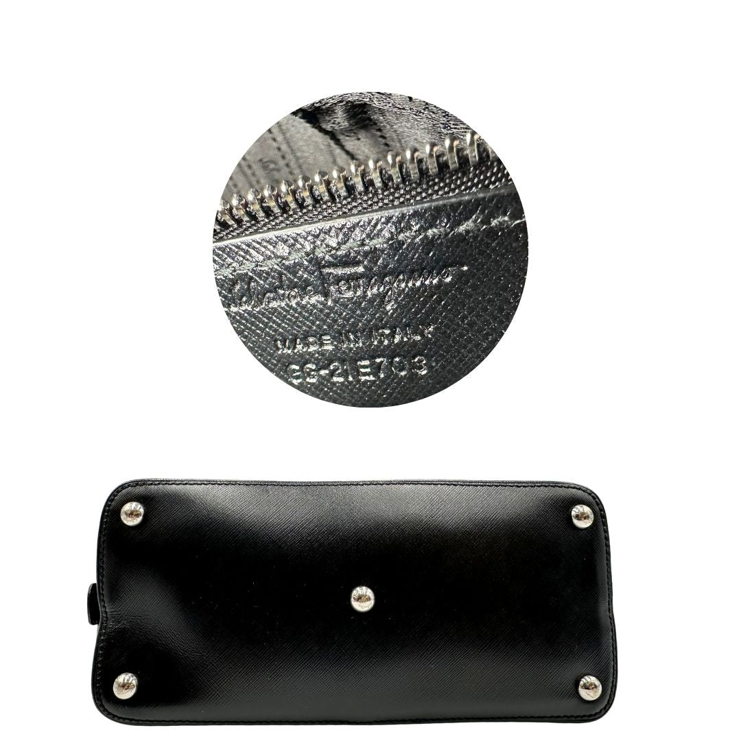 Base Borsa Salvatore Ferragamo in pelle nera con trama Gancini e logo in metallo argentato sul front, doppi manici stondati e tracolla regolabile, e amovibile . Originale, usata, di lusso in ottime condizioni