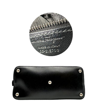 Base Borsa Salvatore Ferragamo in pelle nera con trama Gancini e logo in metallo argentato sul front, doppi manici stondati e tracolla regolabile, e amovibile . Originale, usata, di lusso in ottime condizioni