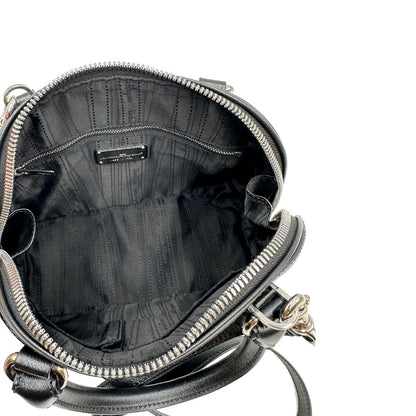 Interno Borsa Salvatore Ferragamo in pelle nera con trama Gancini e logo in metallo argentato sul front, doppi manici stondati e tracolla regolabile, e amovibile . Originale, usata, di lusso in ottime condizioni