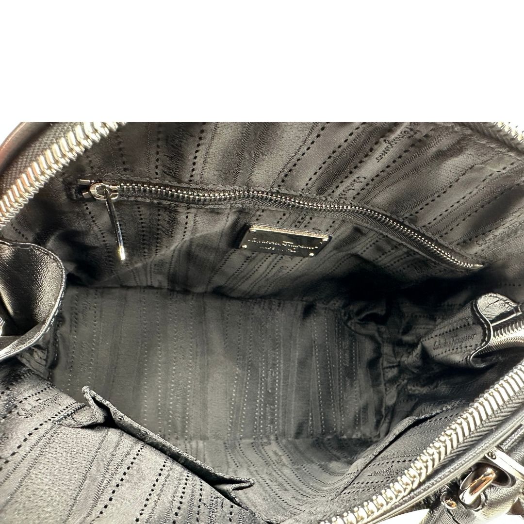 Interno Borsa Salvatore Ferragamo in pelle nera con trama Gancini e logo in metallo argentato sul front, doppi manici stondati e tracolla regolabile, e amovibile . Originale, usata, di lusso in ottime condizioni
