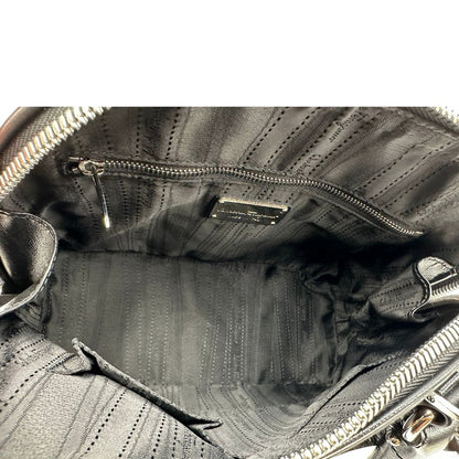 Interno Borsa Salvatore Ferragamo in pelle nera con trama Gancini e logo in metallo argentato sul front, doppi manici stondati e tracolla regolabile, e amovibile . Originale, usata, di lusso in ottime condizioni