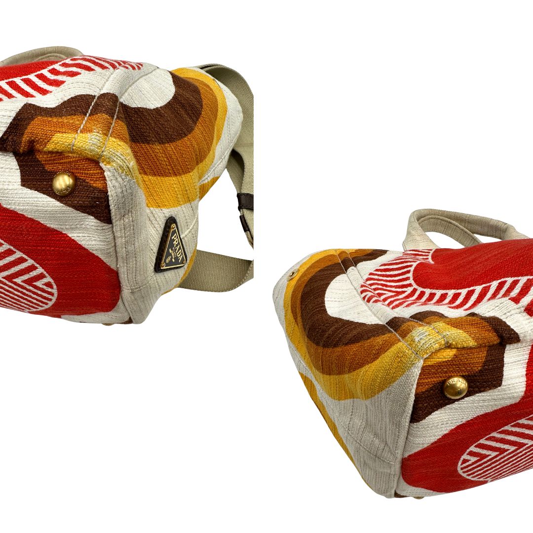 Angoli di una borsa Prada in tessuto trama multicolore, con inserti metallici dorati; dotata di doppi manici e una tracolla amovibile e regolabile. Indossabile a mano o a tracolla. Completa di card d'autenticità.