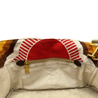 Interno di una borsa Prada in tessuto trama multicolore, con inserti metallici dorati; dotata di doppi manici e una tracolla amovibile e regolabile. Indossabile a mano o a tracolla. Completa di card d'autenticità.