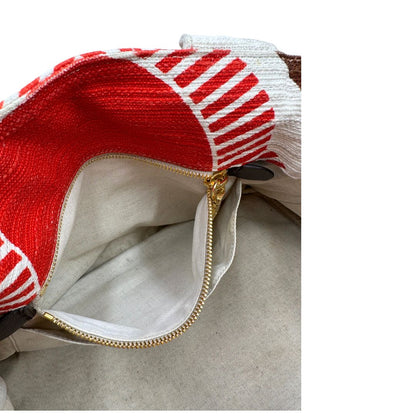 Interno di una borsa Prada in tessuto trama multicolore, con inserti metallici dorati; dotata di doppi manici e una tracolla amovibile e regolabile. Indossabile a mano o a tracolla. Completa di card d'autenticità.