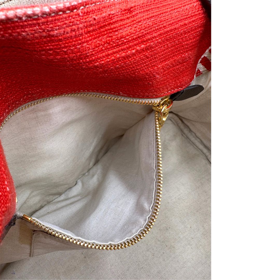 Interno di una borsa Prada in tessuto trama multicolore, con inserti metallici dorati; dotata di doppi manici e una tracolla amovibile e regolabile. Indossabile a mano o a tracolla. Completa di card d'autenticità.