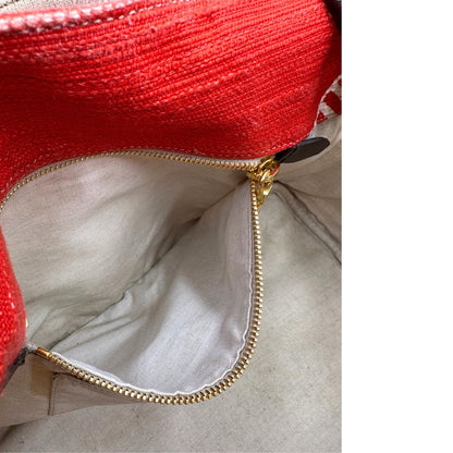 Interno di una borsa Prada in tessuto trama multicolore, con inserti metallici dorati; dotata di doppi manici e una tracolla amovibile e regolabile. Indossabile a mano o a tracolla. Completa di card d'autenticità.