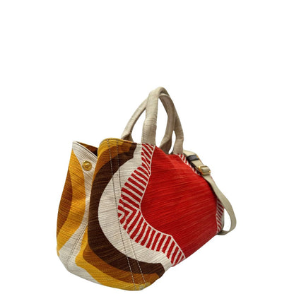 Laterale sinistro di una borsa Prada in tessuto trama multicolore, con inserti metallici dorati; dotata di doppi manici e una tracolla amovibile e regolabile. Indossabile a mano o a tracolla. Completa di card d'autenticità.