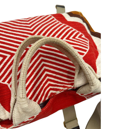 Manici di una borsa Prada in tessuto trama multicolore, con inserti metallici dorati; dotata di doppi manici e una tracolla amovibile e regolabile. Indossabile a mano o a tracolla. Completa di card d'autenticità.