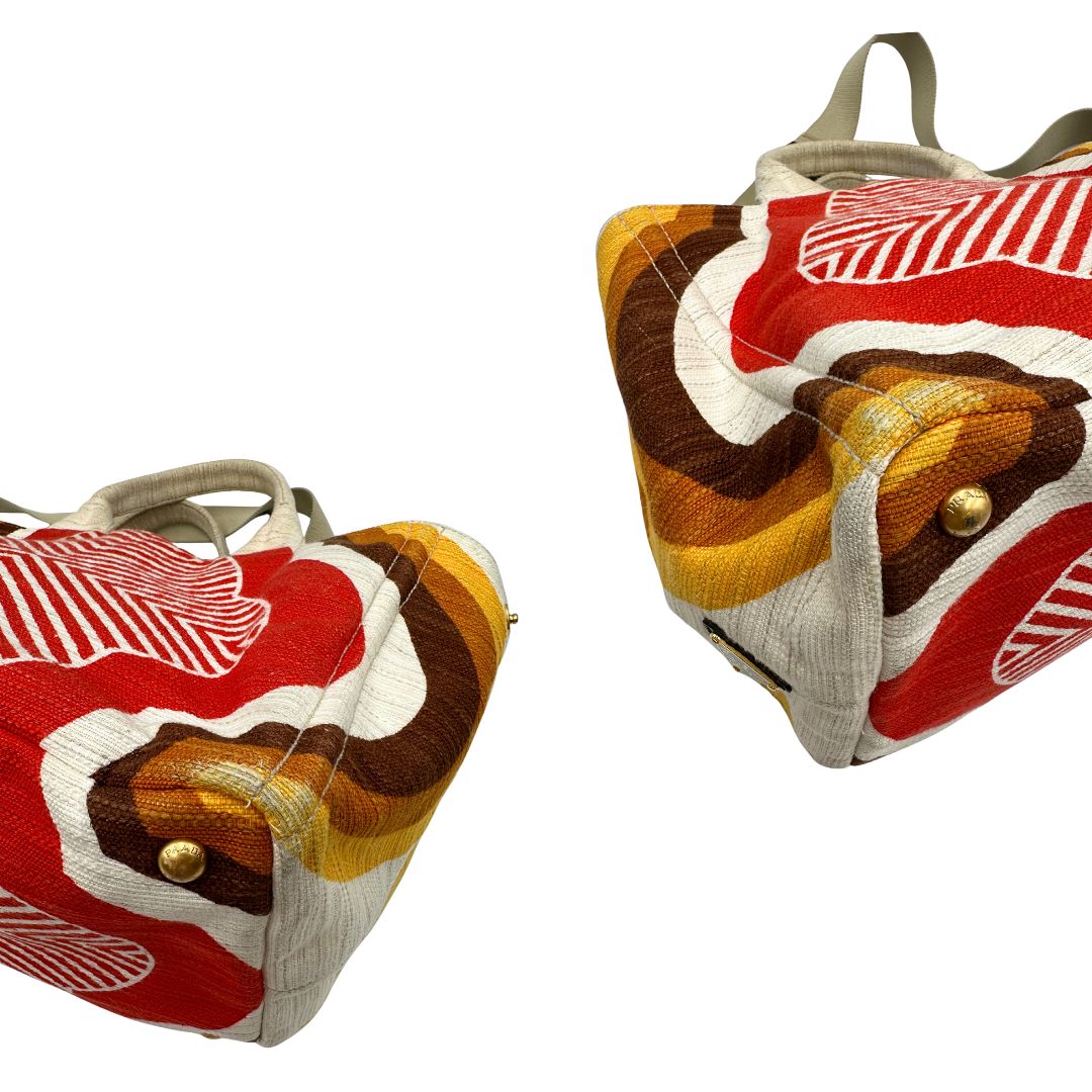 Angoli di una borsa Prada in tessuto trama multicolore, con inserti metallici dorati; dotata di doppi manici e una tracolla amovibile e regolabile. Indossabile a mano o a tracolla. Completa di card d'autenticità.