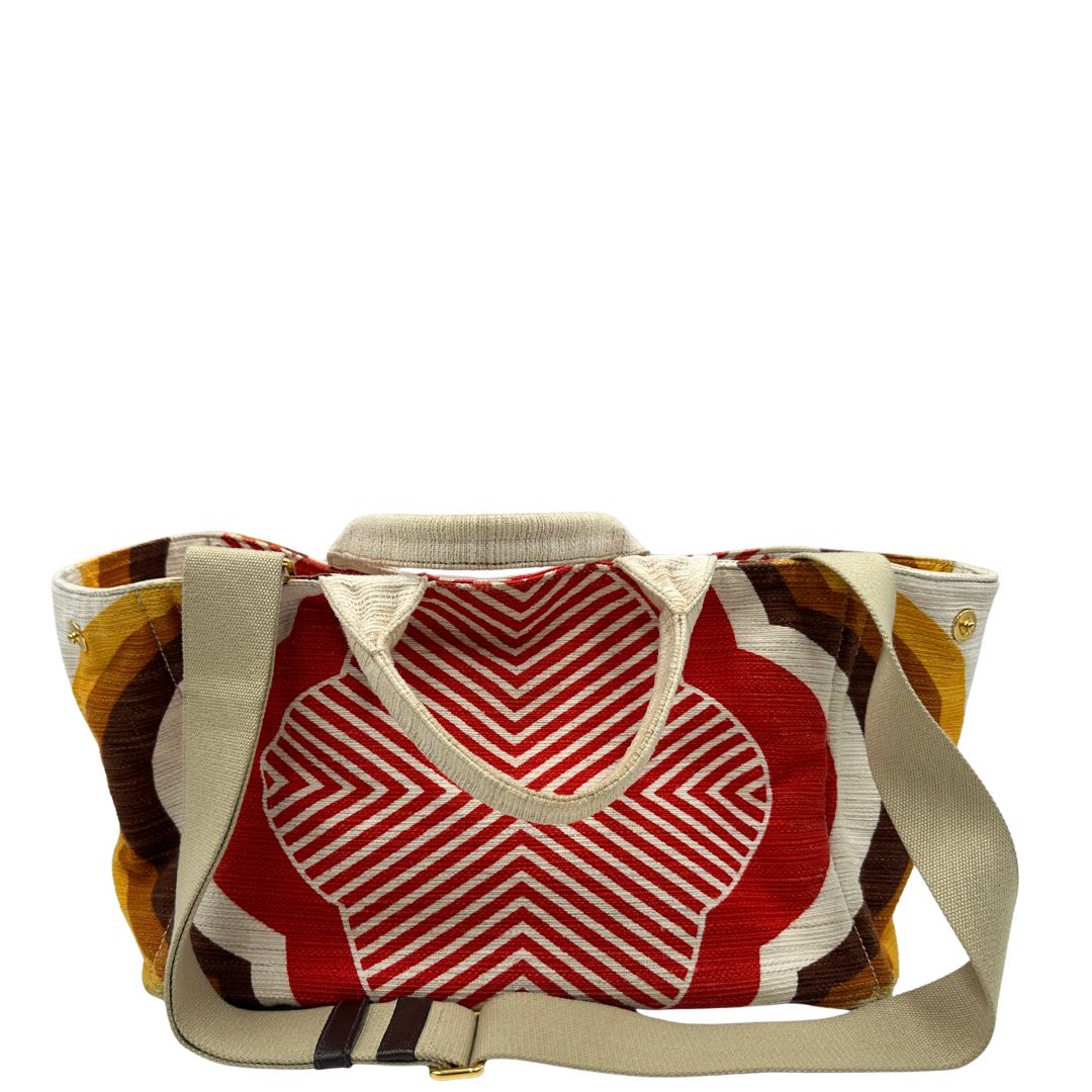 Borsa Prada in tessuto trama multicolore, con inserti metallici dorati; dotata di doppi manici e una tracolla amovibile e regolabile. Indossabile a mano o a tracolla. Completa di card d'autenticità.