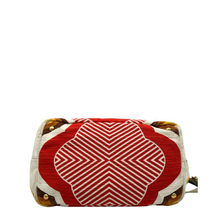 Base di una borsa Prada in tessuto trama multicolore, con inserti metallici dorati; dotata di doppi manici e una tracolla amovibile e regolabile. Indossabile a mano o a tracolla. Completa di card d'autenticità.