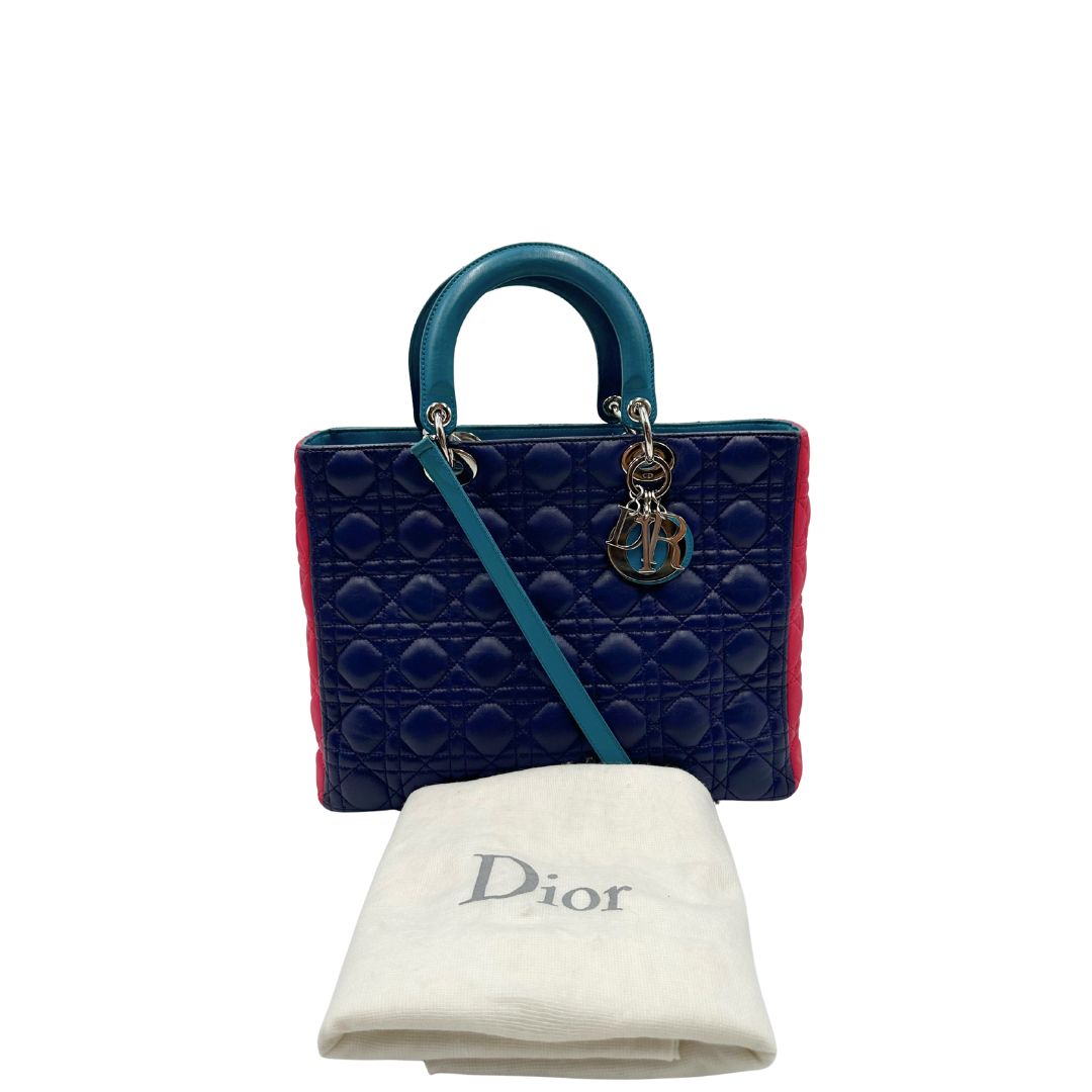 Borsa Lady Dior tricolore in pelle blu, azzurra e fucsia trama cannage. Doppi manici rigidi e una tracolla amovibile, rifinita con parti metalliche argentate. Completa di dustbag.