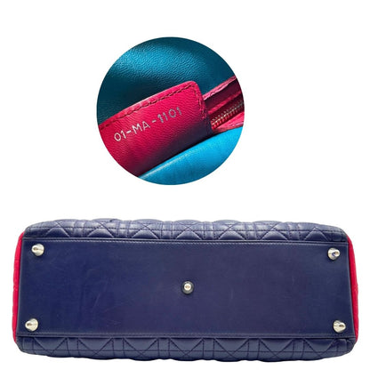 Base e codice di una borsa Lady Dior tricolore in pelle blu, azzurra e fucsia trama cannage. Doppi manici rigidi e una tracolla amovibile, rifinita con parti metalliche argentate. Completa di dustbag.