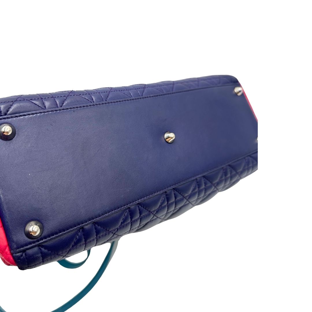 Base di una borsa Lady Dior tricolore in pelle blu, azzurra e fucsia trama cannage. Doppi manici rigidi e una tracolla amovibile, rifinita con parti metalliche argentate. Completa di dustbag.