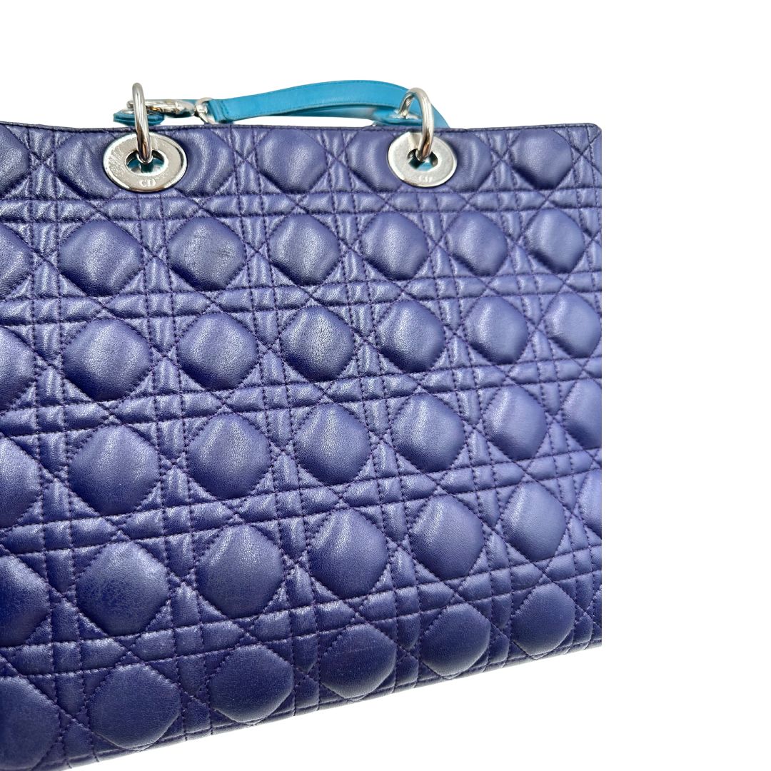 Difetto di una borsa Lady Dior tricolore in pelle blu, azzurra e fucsia trama cannage. Doppi manici rigidi e una tracolla amovibile, rifinita con parti metalliche argentate. Completa di dustbag.