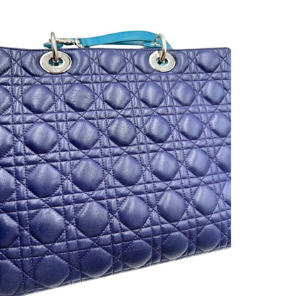 Difetto di una borsa Lady Dior tricolore in pelle blu, azzurra e fucsia trama cannage. Doppi manici rigidi e una tracolla amovibile, rifinita con parti metalliche argentate. Completa di dustbag.