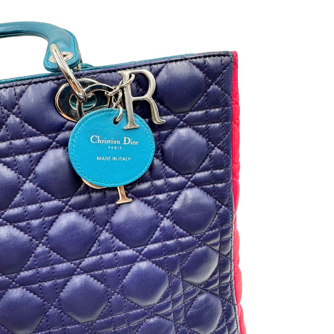 Charm di una borsa Lady Dior tricolore in pelle blu, azzurra e fucsia trama cannage. Doppi manici rigidi e una tracolla amovibile, rifinita con parti metalliche argentate. Completa di dustbag.