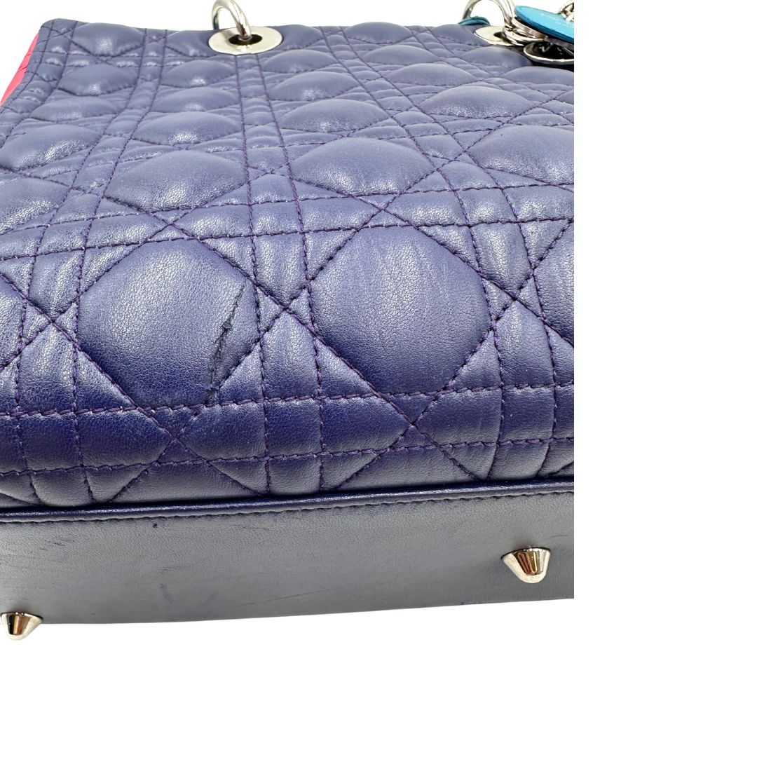 Difetto di una borsa Lady Dior tricolore in pelle blu, azzurra e fucsia trama cannage. Doppi manici rigidi e una tracolla amovibile, rifinita con parti metalliche argentate. Completa di dustbag.