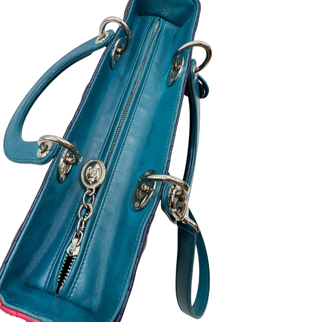 Visuale superiore di una borsa Lady Dior tricolore in pelle blu, azzurra e fucsia trama cannage. Doppi manici rigidi e una tracolla amovibile, rifinita con parti metalliche argentate. Completa di dustbag.