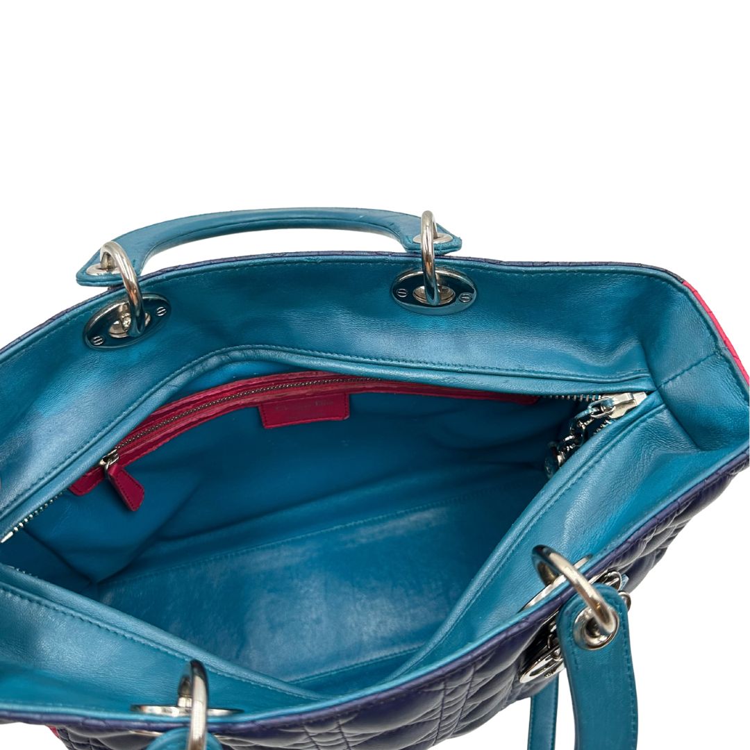 Interno di una borsa Lady Dior tricolore in pelle blu, azzurra e fucsia trama cannage. Doppi manici rigidi e una tracolla amovibile, rifinita con parti metalliche argentate. Completa di dustbag.