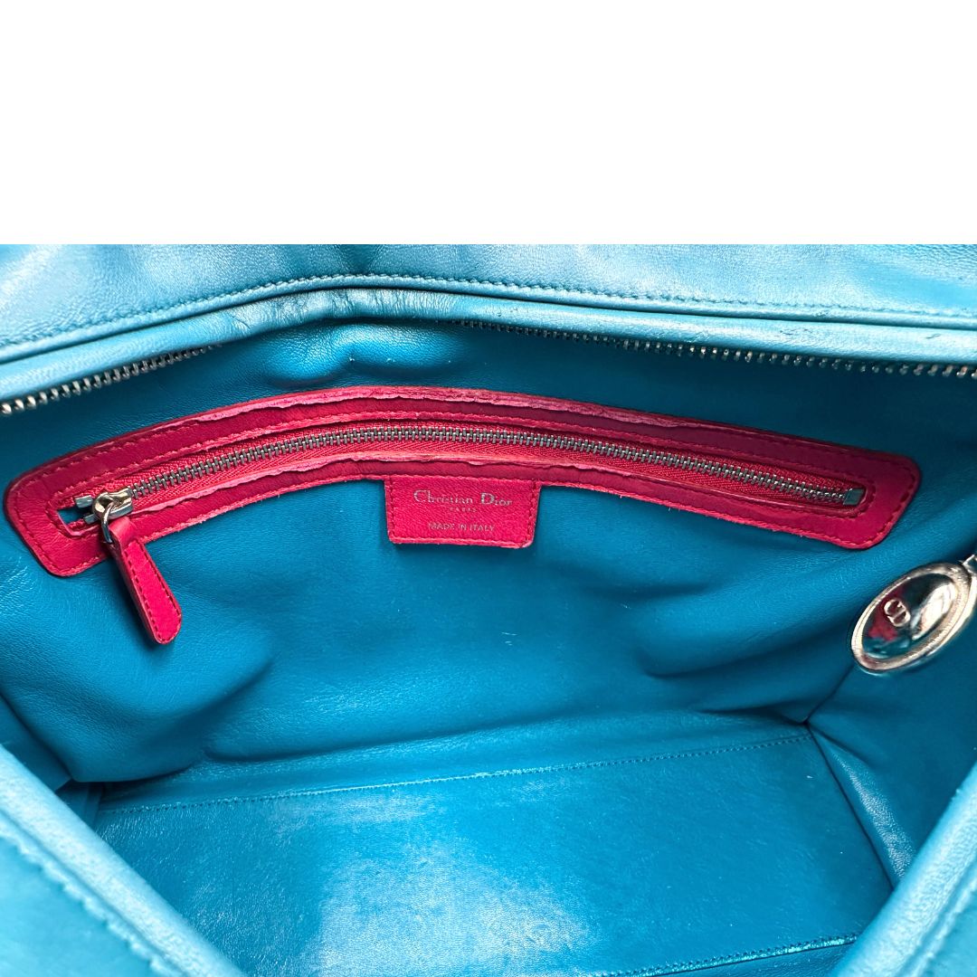 Interno di una borsa Lady Dior tricolore in pelle blu, azzurra e fucsia trama cannage. Doppi manici rigidi e una tracolla amovibile, rifinita con parti metalliche argentate. Completa di dustbag.