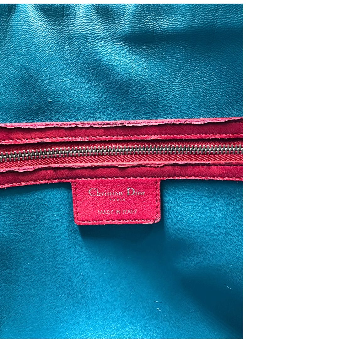 Interno di una borsa Lady Dior tricolore in pelle blu, azzurra e fucsia trama cannage. Doppi manici rigidi e una tracolla amovibile, rifinita con parti metalliche argentate. Completa di dustbag.