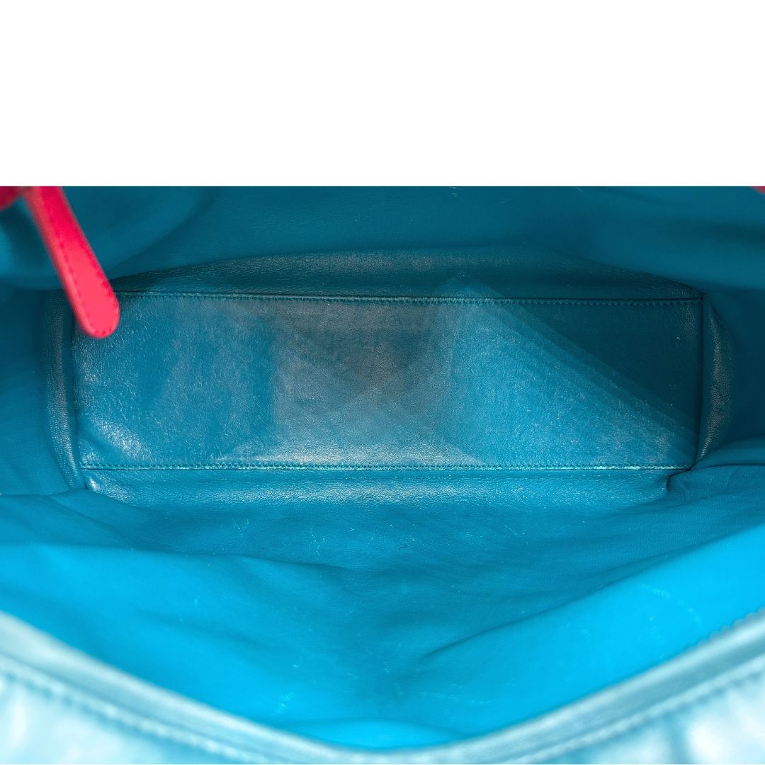 Interno di una borsa Lady Dior tricolore in pelle blu, azzurra e fucsia trama cannage. Doppi manici rigidi e una tracolla amovibile, rifinita con parti metalliche argentate. Completa di dustbag.