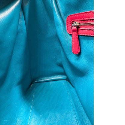 Interno di una borsa Lady Dior tricolore in pelle blu, azzurra e fucsia trama cannage. Doppi manici rigidi e una tracolla amovibile, rifinita con parti metalliche argentate. Completa di dustbag.