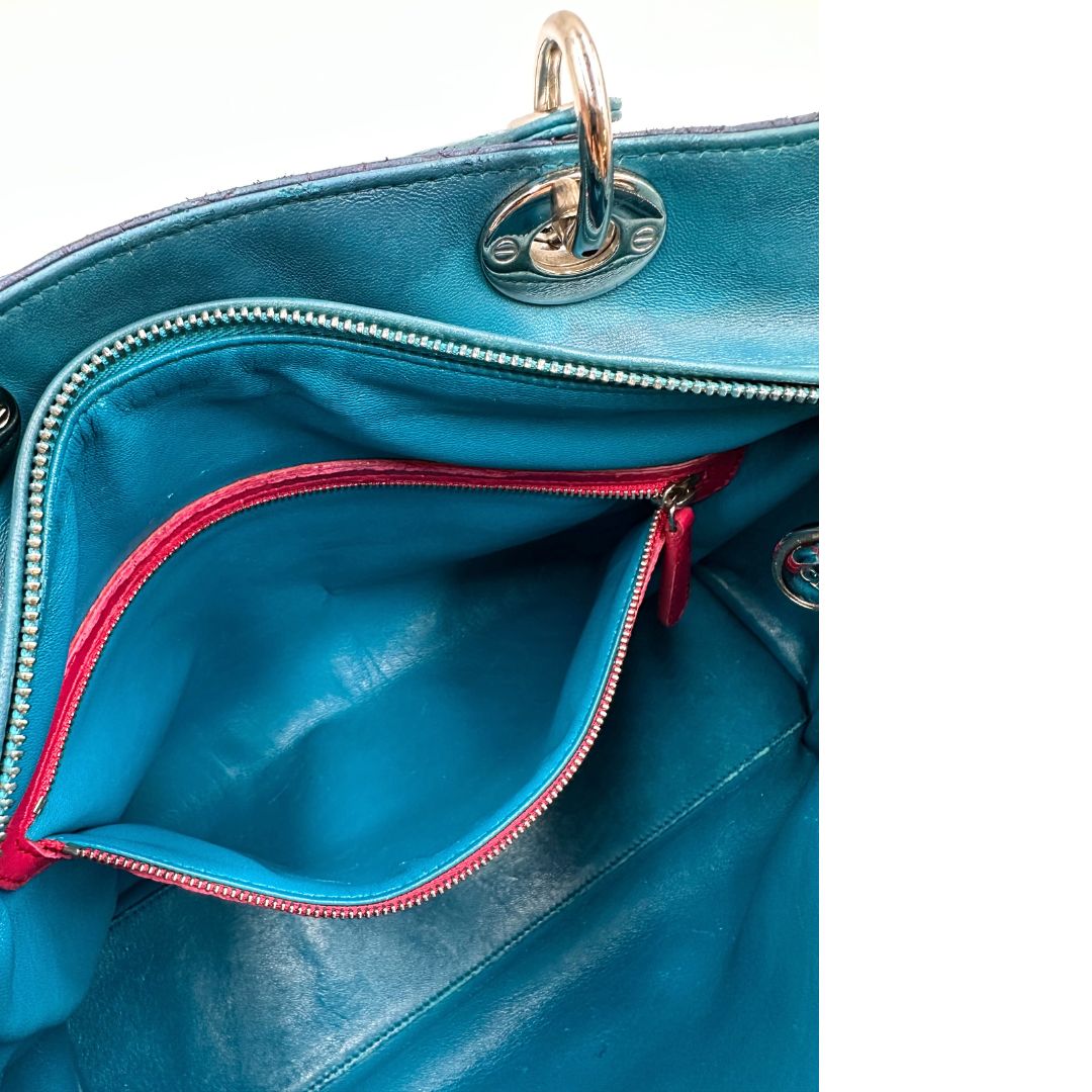 Interno di una borsa Lady Dior tricolore in pelle blu, azzurra e fucsia trama cannage. Doppi manici rigidi e una tracolla amovibile, rifinita con parti metalliche argentate. Completa di dustbag.