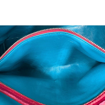 Interno di una borsa Lady Dior tricolore in pelle blu, azzurra e fucsia trama cannage. Doppi manici rigidi e una tracolla amovibile, rifinita con parti metalliche argentate. Completa di dustbag.